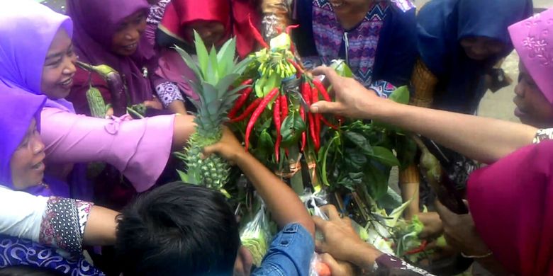 Rebutan gunungan usai merti dusun di Dusun Tritis Kecamatan Samigaluh, Kulon Progo, DI Yogyakarta. Tiap tahun berlangsung tradisi nyadran dan merti dusun, sekaligus kirab melewati beberapa destinasi. Mereka berharap, melalui tradisi ini akan mampu menarik kunjungan wisatawan.