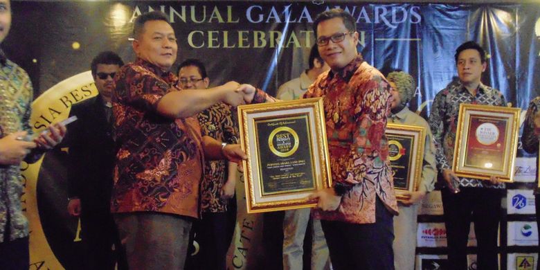 Frendcis Halim, CEO Permata Graha Land (PGL) (kanan) menerima The Most Creative and Innovative Cluster Concept of The Year dari Majalah Penghargaan Indonesia berkat pengembangan Cluster Woodland di Kelapa Gading, Jakarta, Jumat (4/5/2018). 