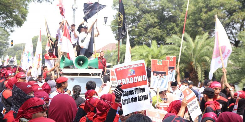 Aksi para relawan Prabowo-Sandiaga di kawasan Kantor KPU, Jakarta, Jumat (10/8/2018). Para relawan ini datang untuk memberikan dukungan kepada Prabowo dan Sandiaga Uno yang daftar sebagai pasangan capres dan cawapres pada Pilpres 2019-2024.