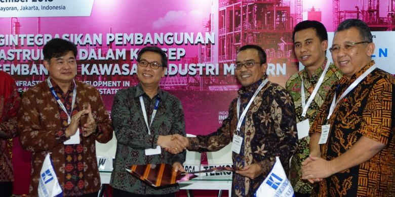 Direktur Keuangan PT PGN Tbk Said Reza Pahlevy berjabat tangan dengan Direksi PT Himpunan Kawasan Industri (HKI) seusai memparaf dokumen perjanjian kerja sama. PGN berkomitmen untuk memajukan industri nasional seiring dengan pengembangan kawasan industri yang kian masif.