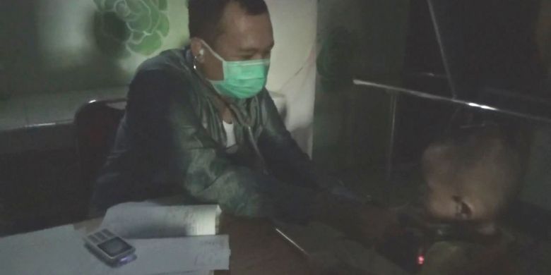 Gangguan listrik PLN dari Rabu (14/11/2018) hingga Jumat (16/11/2018) membuat aktivitas pelayanan publik terganggu. Salah satu puskesmas di Parepare terpaksa melayani pasien menggunakan senter hape. 