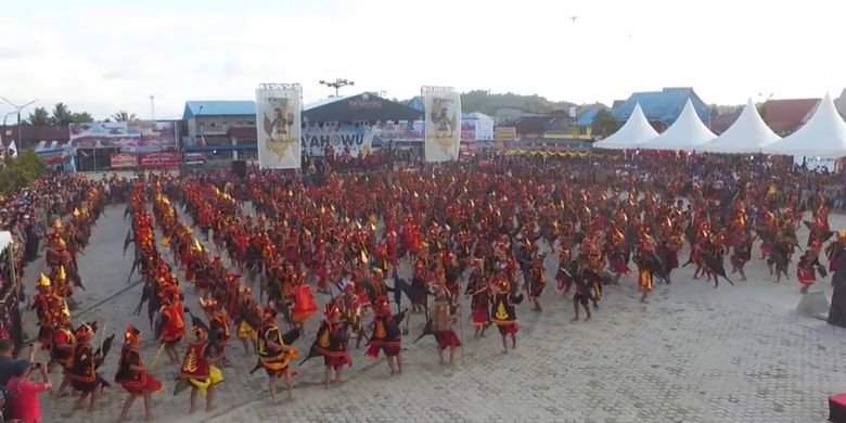 Sebanyak 600 penari menarikan Tari Perang dalam pembukaan Yaahowu Nias Festival 2018 di lapangan Orurusa, Kota Teluk Dalam, Kabupaten Nias Selatan, Sabtu (17/11/2018). 