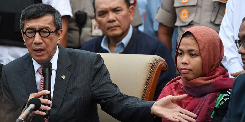 Menkumham Yassona Yasonna Laoly (kiri) bersama Siti Aisyah (kanan) memberikan keterangan setibanya di Bandara Halim Perdanakusuma, Jakarta, Senin (11/3/2019). Siti Aisyah kembali ke Indonesia setelah dibebaskan oleh Pengadilan Tinggi Shah Alam, Malaysia karena jaksa mencabut dakwaan terhadap Aisyah terkait kasus dugaan pembunuhan Kim Jong-Nam . ANTARA FOTO/Wahyu Putro A/ama.