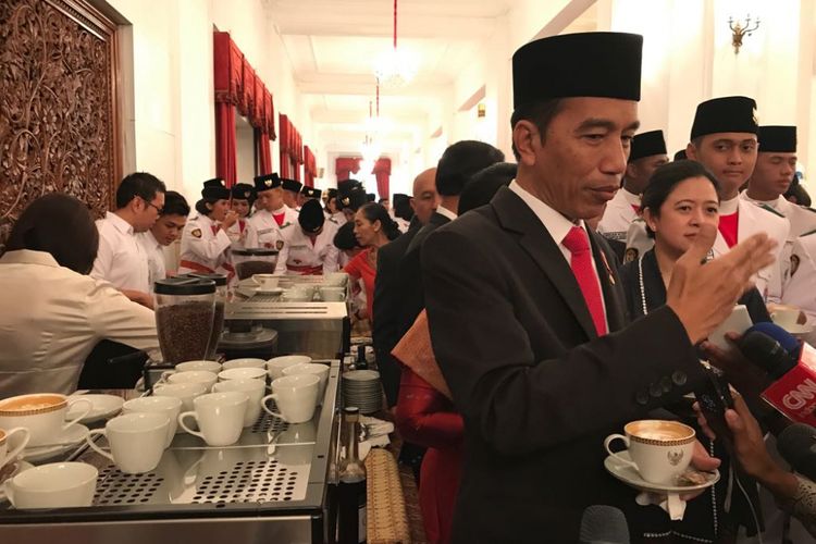Presiden Joko Widodo saat mencoba kopi khas Bali, Mengani Kopi, di Istana Negara, Jakarta, Selasa (15/8/2017).