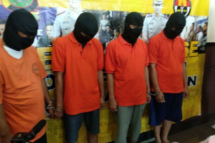 S, MDA, BS dan D, komplotan pencuri dengan modus ganjal ATM di Mapolrestro Jakarta Selatan, Jumat (6/10/2017).