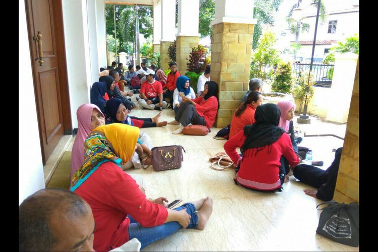 Korban Koperasi Pandawa kompak memakai baju berwarna merah, Senin (20/11/2017).