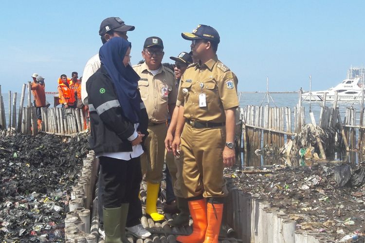 Gubernur DKI Jakarta Anies Baswedan meninjau lokasi lautan sampah di Muara Angke, Jakarta Utara, Senin (19/3/2018).