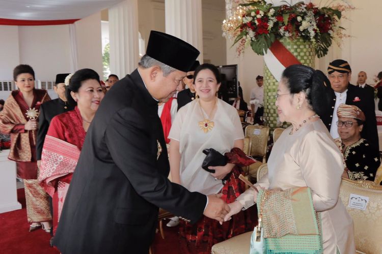 Presiden kelima RI Megawati Soekarnoputri dan Presiden keenam Susilo Bambang Yudhoyono sempat bersalaman dan saling menyapa saat keduanya hadir di Istana Merdeka, Jakarta, Kamis (17/8/2017). Kedua tokoh tersebut hadir di istana untuk mengikuti upacara peringatan hari ulang tahun Republik Indonesia ke-72. 