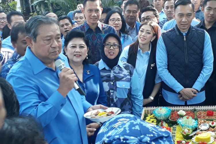 Ketua Umum Partai Demokrat Susilo Bambang Yudhoyono memotong tumpeng saat syukuran hari ulang tahunnya dan Partai Demokrat di Cikeas, Jawa Barat. Sabtu (9/9/2017)
