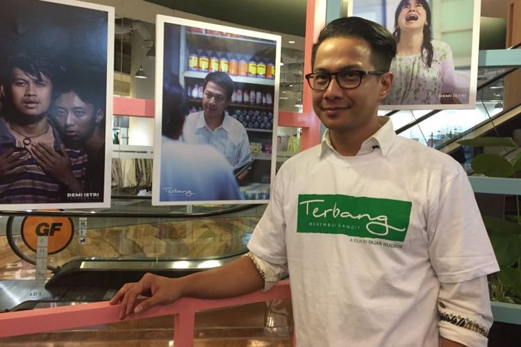 Delon Thamrin menghadiri jumpa pers film Terbang, Menembus Batas di Kuningan City, Jakarta Selatan, Senin (25/9/2017). Film itu disutradarai oleh Fajar Nugros yang mengangkat kisah nyata perjuangan hidup seseorang yang bernama Onggy.