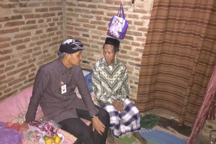 Gubernur Jawa Tengah Ganjar Pranowo berbincang dengan Mbah Sahlan (85) warga Desa Mayong Lor, Dukuh Bendowangen RT 04 RW 03, Kecamatan Mayong, Jepara, Jawa Tengah, Senin (16/10/2017).
