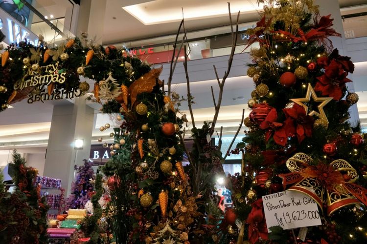 Pohon natal dengan harga selangit yang dijual di salah satu pusat perbelanjaan di bilangan Jakarta Selatan.
