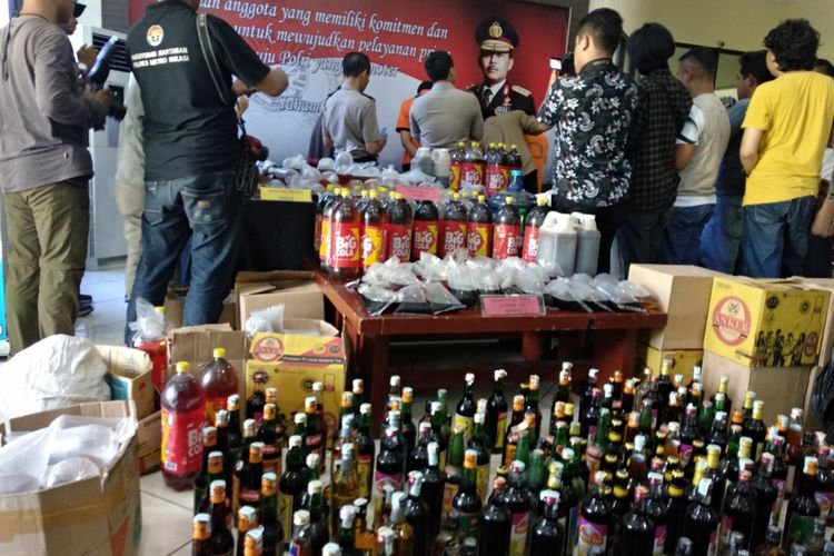 Polisi Polres Metro Bekasi, Jawa Barat, memperlihatkan barang bukti minuman keras (miras) oplosan Rabu (11/4)2018).