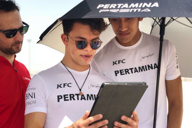 Pebalap Indonesia, Sean Gelael (kanan), bersama tim Pertamina Prema Theodore Racing yang didukung Jagonya Ayam KFC Indonesia.