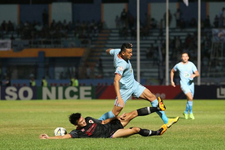 Penyerang Persela Lamongan, Alex Dos Santos Goncalves, berjibaku dengan pemain Kalteng Putra di Stadion Surajaya, Lamongan (11/7/2019).