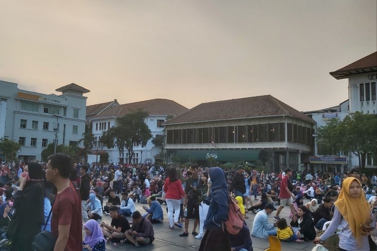 Pengunjung yang duduk di Kawasan Kota Tua Jakarta pada acara Pagelaran Nilai Tradisi Sejarah Fatahillah.