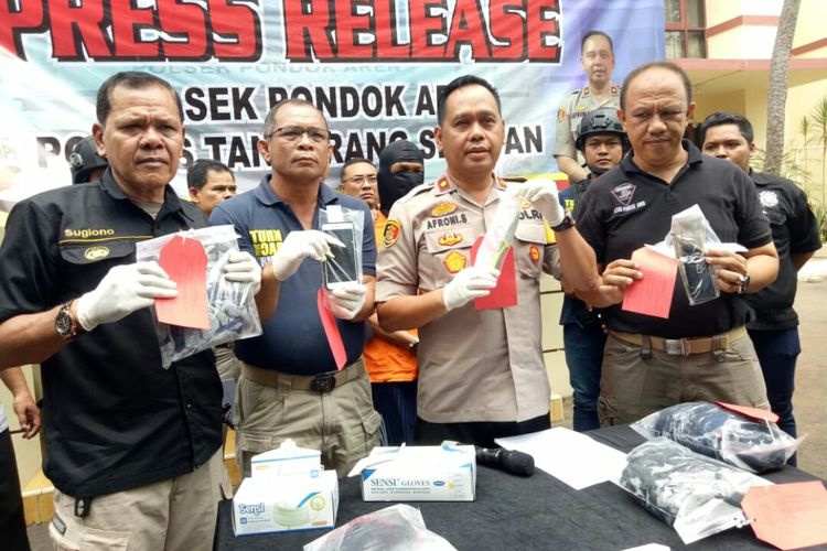 Polsek Pondok Aren menangkap MR (33) pelaku percobaan pencurian terhadap supir taksi online di Jalan Bintaro Raya, Sektor IIIA, depan ruko graha marcela, Kel. Pondok Karya, Kec. Pondok Aren, Tangerang Selatan pada Sabtu (14/9/2019) dini hari.      