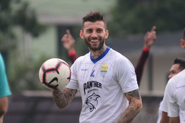 Bojan Malisic ambil bagian dalam sesi latihan tim Persib Bandung, jumat (19/4/2019)