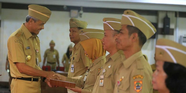 Gubernur Jawa Tengah Ganjar Pranowo saat memberikan SK pensiun kepada Sri Fitrawati dan Aparatur Sipil Negara (ASN) lainnya, di Gedung Gradhika Bhakti Praja, Senin (25/3/2019)