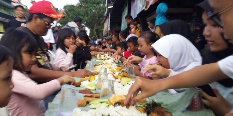 Warga Warujajar, Cianjur, Jawa Barat menyantap nasi liwet bersama-sama di sepanjang Jalan Hasyim Asyari, Rabu (01/05/2019) petang dalam rangka Papajar menyambut datangnya bulan Ramadan