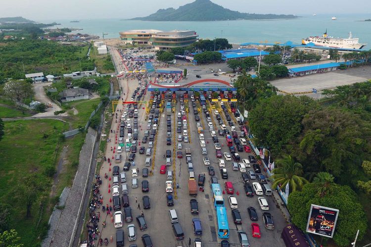 Pengendara mobil antre saat akan memasuki Tol Gate Pelabuhan Bakauheni Lampung Selatan, Lampung, Sabtu (8/6/2019). 