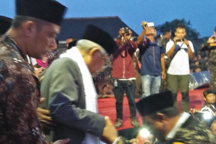 KH Maruf Amin (dua dari kiri) saat menuruni panggung, usai memberikan sambutan di acara apel kesetiaan kader di Lamongan, Rabu (10/4/2019).