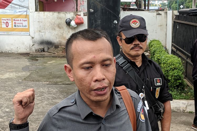 Ketua Bawaslu Jakarta Selatan, Muchtar Taufiq memberikan keterangan ke media terkait penertiban APK di Jakarta Selatan pada Rabu (13/2/2019)