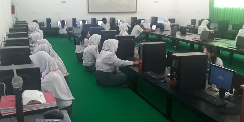 Para peserta UNBK dengan mata pelajaran Bahasa Indonesia di SMK Negeri I Palopo serius menghadapi ujian yang dianggap rumit, Senin (25/03/2019)
