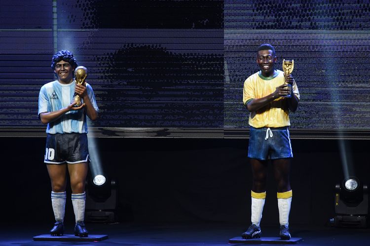 Patung dua legenda sepak bola dunia, Diego Maradona (kiri) asal Argentina dan Pele dari Brasil, menyongsong Copa Libertradores dan Copa Sudamericana pada 2018. Gambar diambil pada 20 Desember 2020 di Luque, Paraguay.