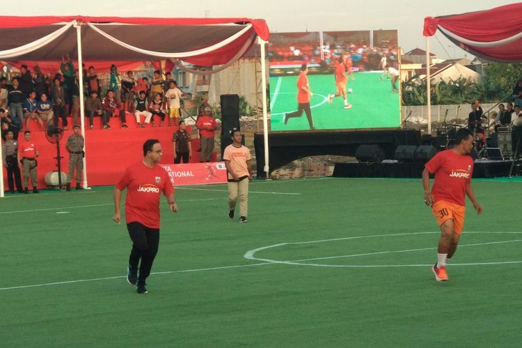 Gubernur DKI Jakarta Anies Baswedan berlaga dalam acara kick off pembangunan stadion sepakbola bertaraf internasional di Stadion BMW, Jakarta Utara, Kamis (14/3/2019).