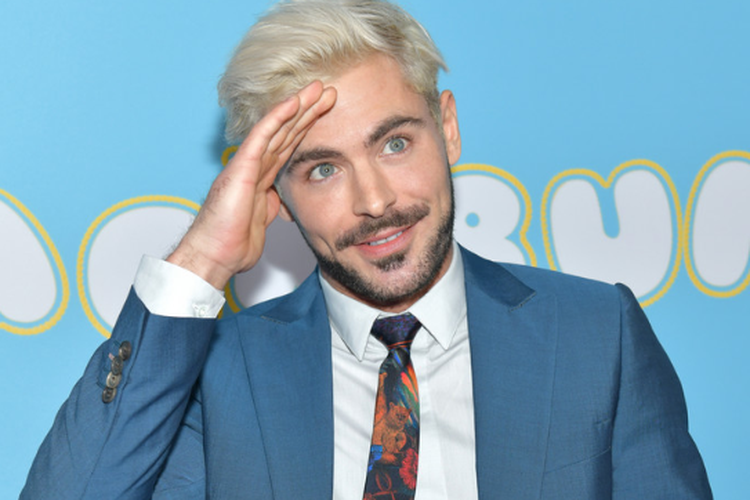 Zac Efron dengan gaya rambut Blonde ala penyanyi pop era 80an