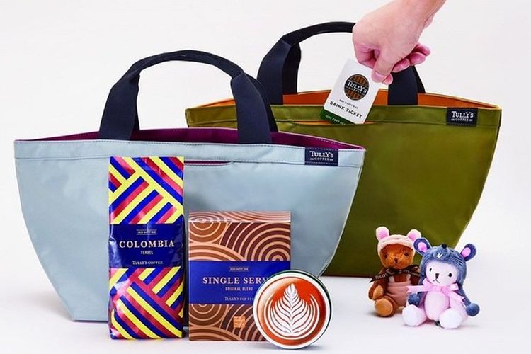 Tas keberuntungan dengan produk edisi terbatas seperti biji kopi dan voucher minuman, hasil kolaborasi dengan merek fashion Onward. 