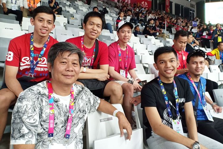 Pelatih ganda putra Indonesia, Herry Iman Pierngadi (kiri bawah), berfoto dengan sejumlah anak asuhnya di Istora Senayan, Jakarta.