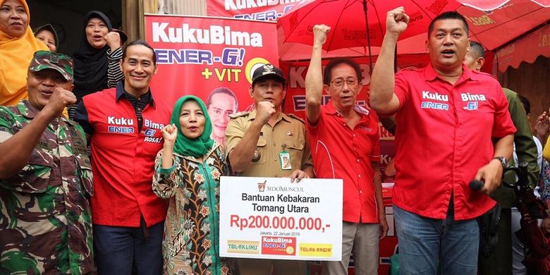 Sido Muncul memberikan sumbangan kepada korban kebakaran Tomang Timur, Jakarta Barat. 