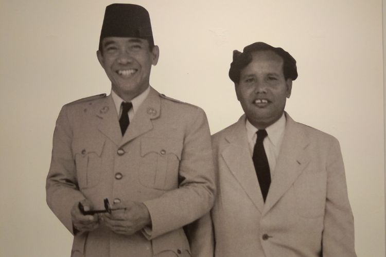 Soekarno (kiri) dan arsitek Friedrich Silaban (kanan)