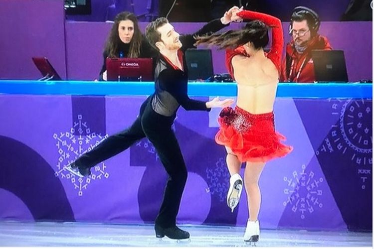 Kancing kostum yang digunakan atlet figure skating Korea Selatan, Yura Min, terlepas saat dia tengah tampil.