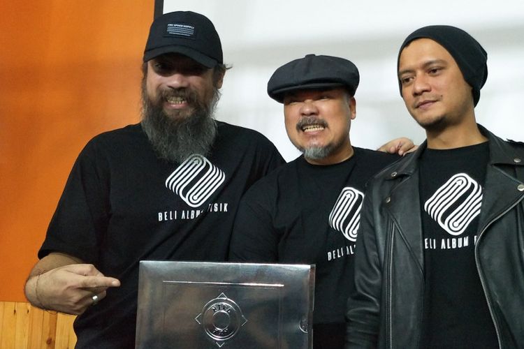 Coki, Bagus, dan Eno (dari kiri ke kanan), yang tergabung dalam band NTRL, hadir pada acara peluncuran Boxset Album NTRL 25 TH di Menara Palma, Kuningan, Jakarta Selatan, Selasa (15/1/2019).