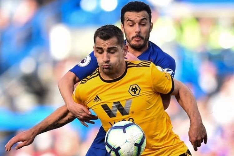 Pedro mencoba menahan laju Jonny Otto pada pertandingan Chelsea vs Wolverhampton Wanderers dalam lanjutan Liga Inggris di Stadion Stamford Bridge, 10 Maret 2019. 