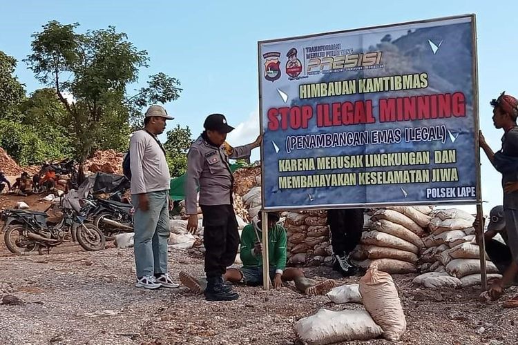 Polisi memberikan imbauan di salah satu lokasi lubang tambang di Gunung Labaong, Desa Hijrah, Kecamatan Lape, Kabupaten Sumbawa.