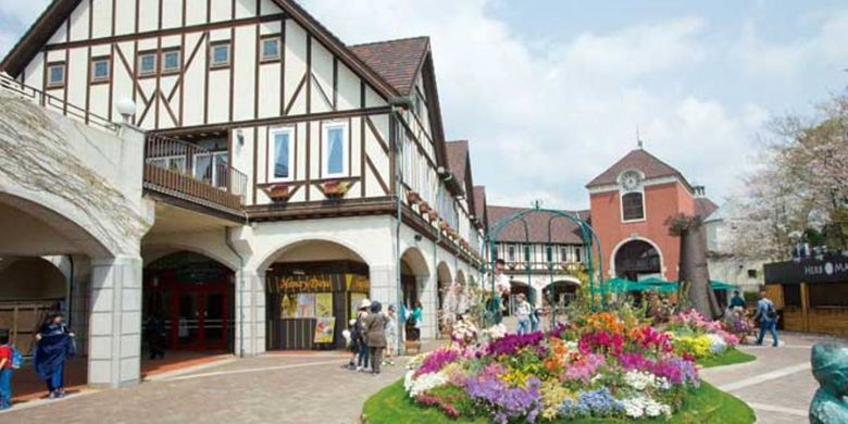 Tepat setelah Anda turun dari stasiun puncak Herb Garden, Anda dapat melihat Tenbou Plaza (plaza observasi)