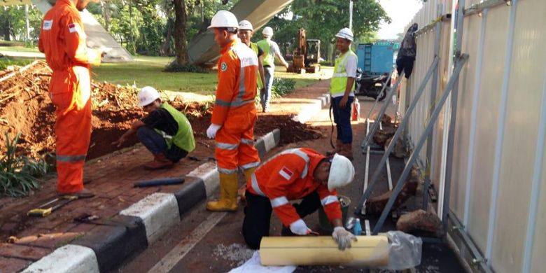 Petugas PT. Perusahaan Gas Negara Tbk. (PGN) menangani kebocoran pipa gas di basan Jembatan Simpang Susun Semanggi, Jumat (21/12/18)