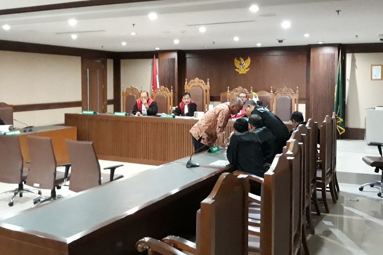 Deputi IV Bidang Peningkatan Prestasi Olahraga Kementerian Pemuda dan Olahraga Mulyana menjadi terdakwa di Pengadilan Tipikor Jakarta, Senin (6/5/2019). 
