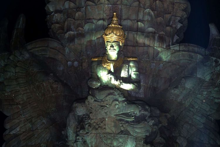 Patung Garuda Wisnu Kencana usai diresmikan di Kuta Selatan, Bali, Sabtu (22/09/2018). Patung setinggi 121 meter dengan lebar 64 meter tersebut resmi diresmikan dan menjadi patung tertinggi ketiga di dunia.