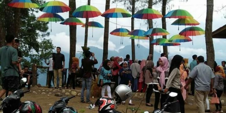 Masyarakat memadati kawasan wisata Gunung Salak, di Kilometer 31, Kecamatan Nisam Antara, Aceh Utara, Aceh, Sabtu (1/7/2017).