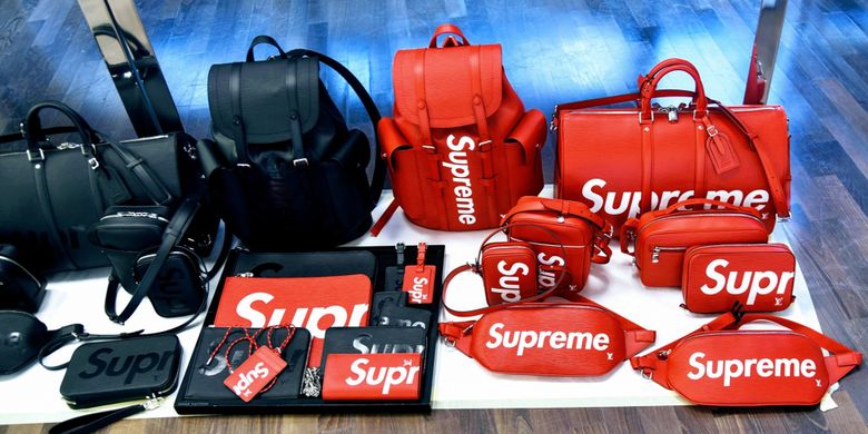 Koleksi kolaborasi rumah mode Louis Vuitton dan Supreme.