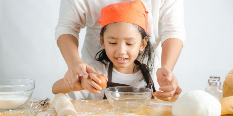 Ilustrasi seorang anak ikut memasak bersama ibunya di dapur.