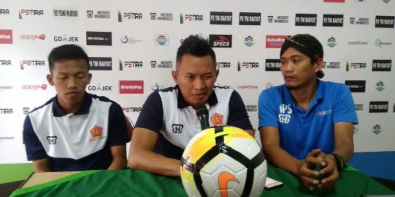 Pelatih PS Tira Rudy Eka Priambada dan pemain PS Tira, Firmansyah, saat jumpa pers