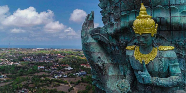 Penampakan Patung Garuda Wisnu Kencana (GWK) dari udara usai diresmikan di Kuta Selatan, Bali, Minggu (25/09/2018). Patung setinggi 121 meter dengan lebar 64 meter tersebut resmi diresmikan dan menjadi patung tertinggi ketiga di dunia.