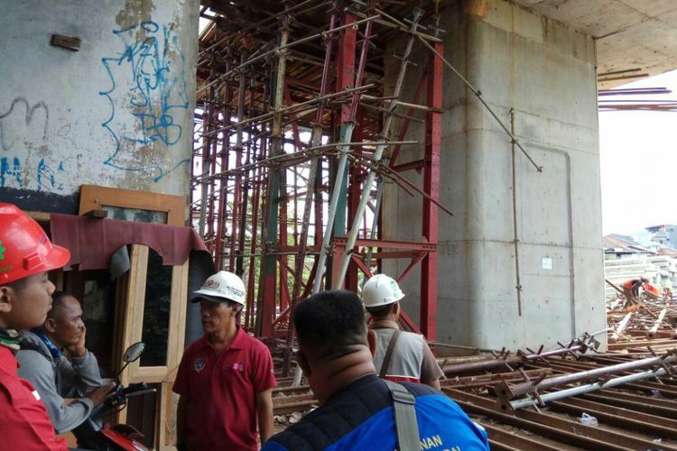 Lokasi jatuhnya tiang penyangga (scaffolding atau stager) proyek rel dwiganda (double-double track) di Manggarai, Minggu (10/12/2017).