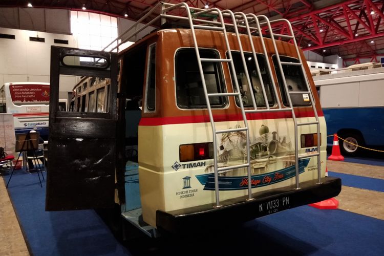 Bus atau Oto Pownis yang merupakan alat transportasi masal era 1970an di Bangka, saat dipamerkan dalam ajang pameran otomotif INAPA 2018 di JIExpo, Jakarta, (22/3/2018). 
